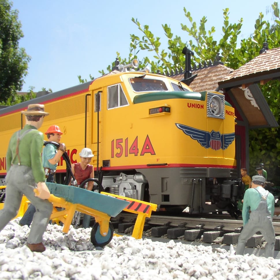 yellow train and workers plastic toy set preview