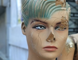 female mannequin head thumbnail