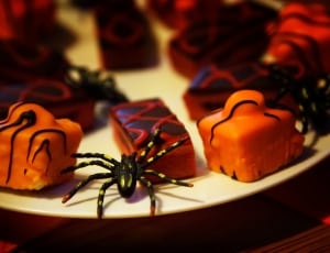 black and yellow spider cookie thumbnail