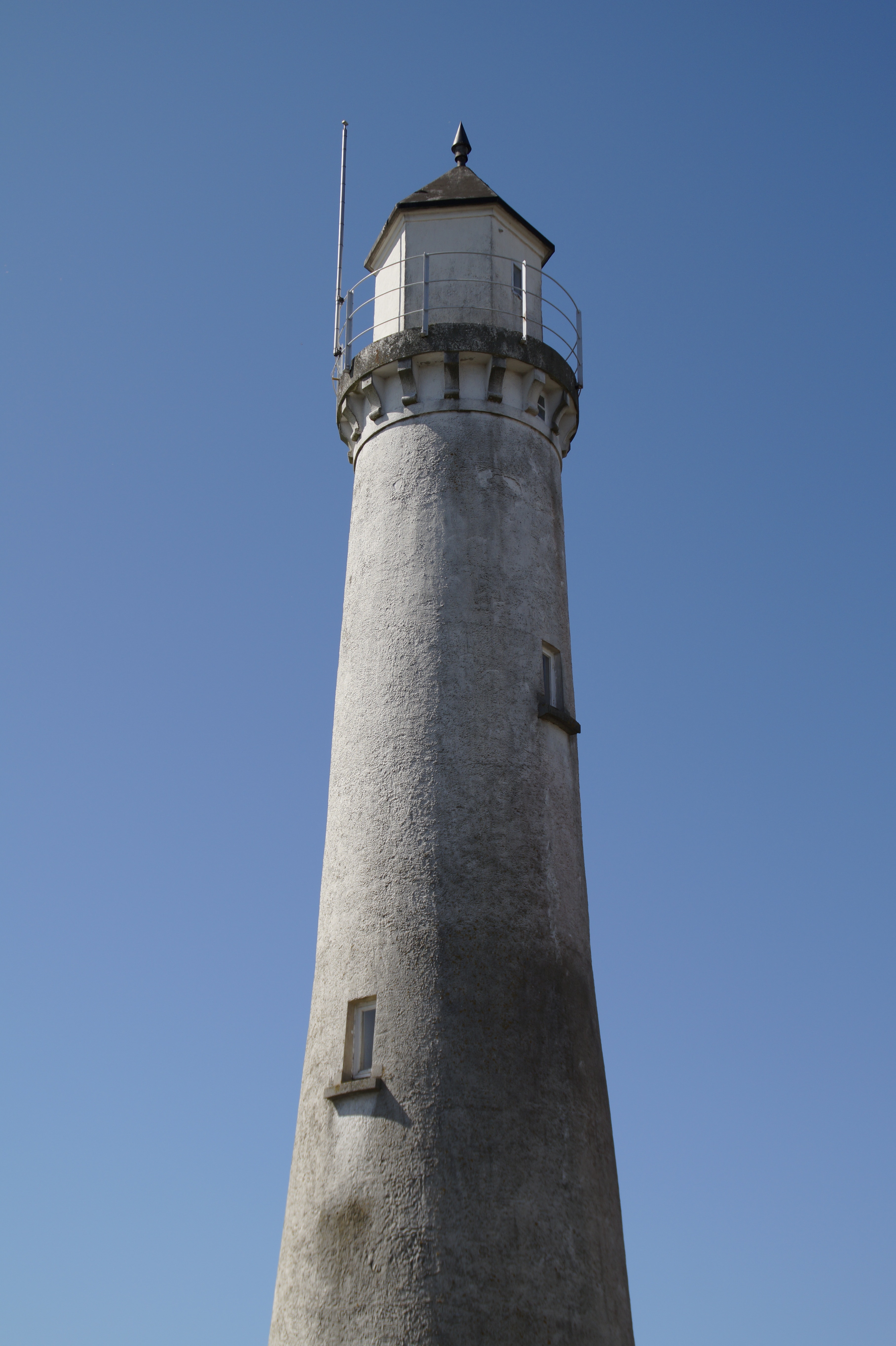 grey concrete lighthouse