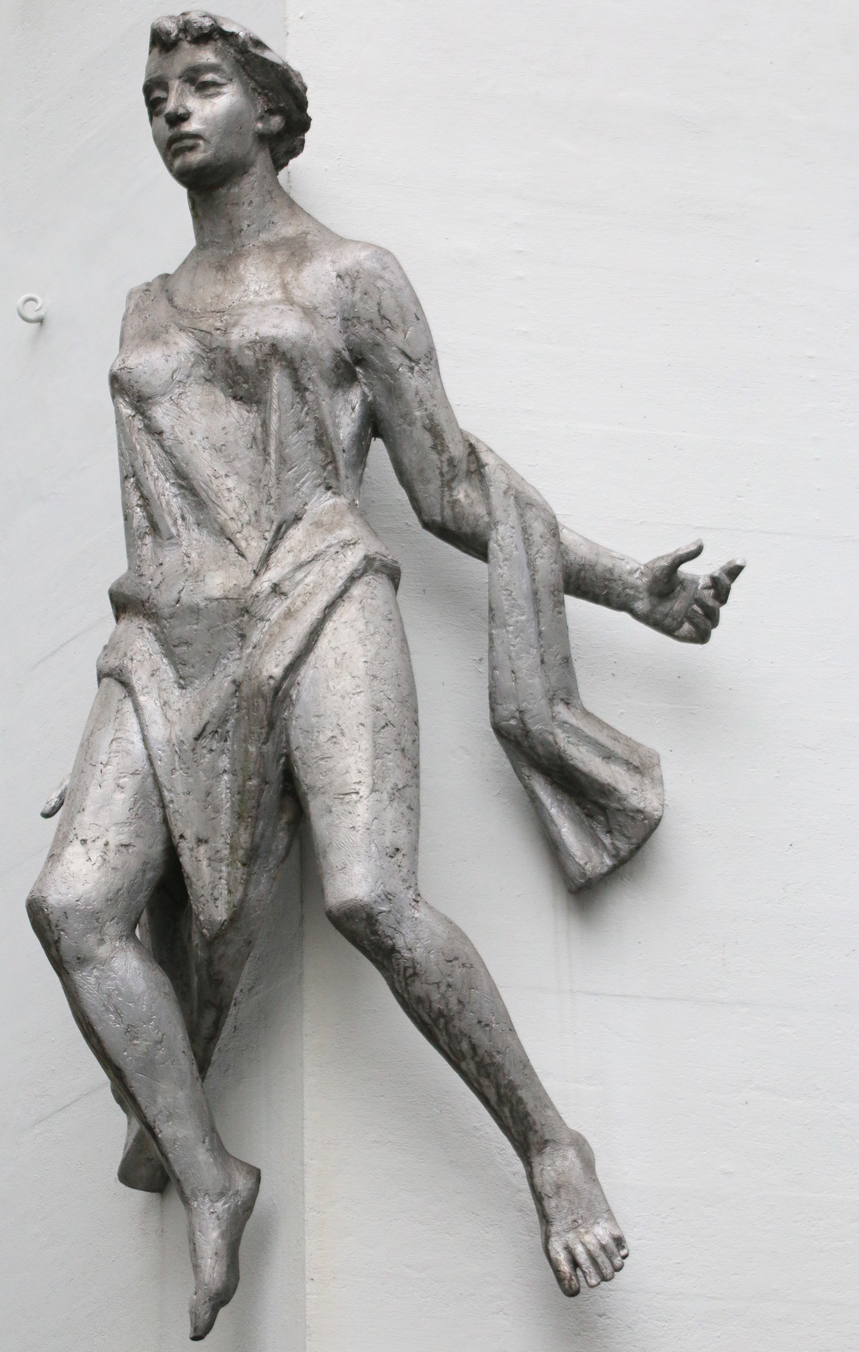 gray concrete statue of woman
