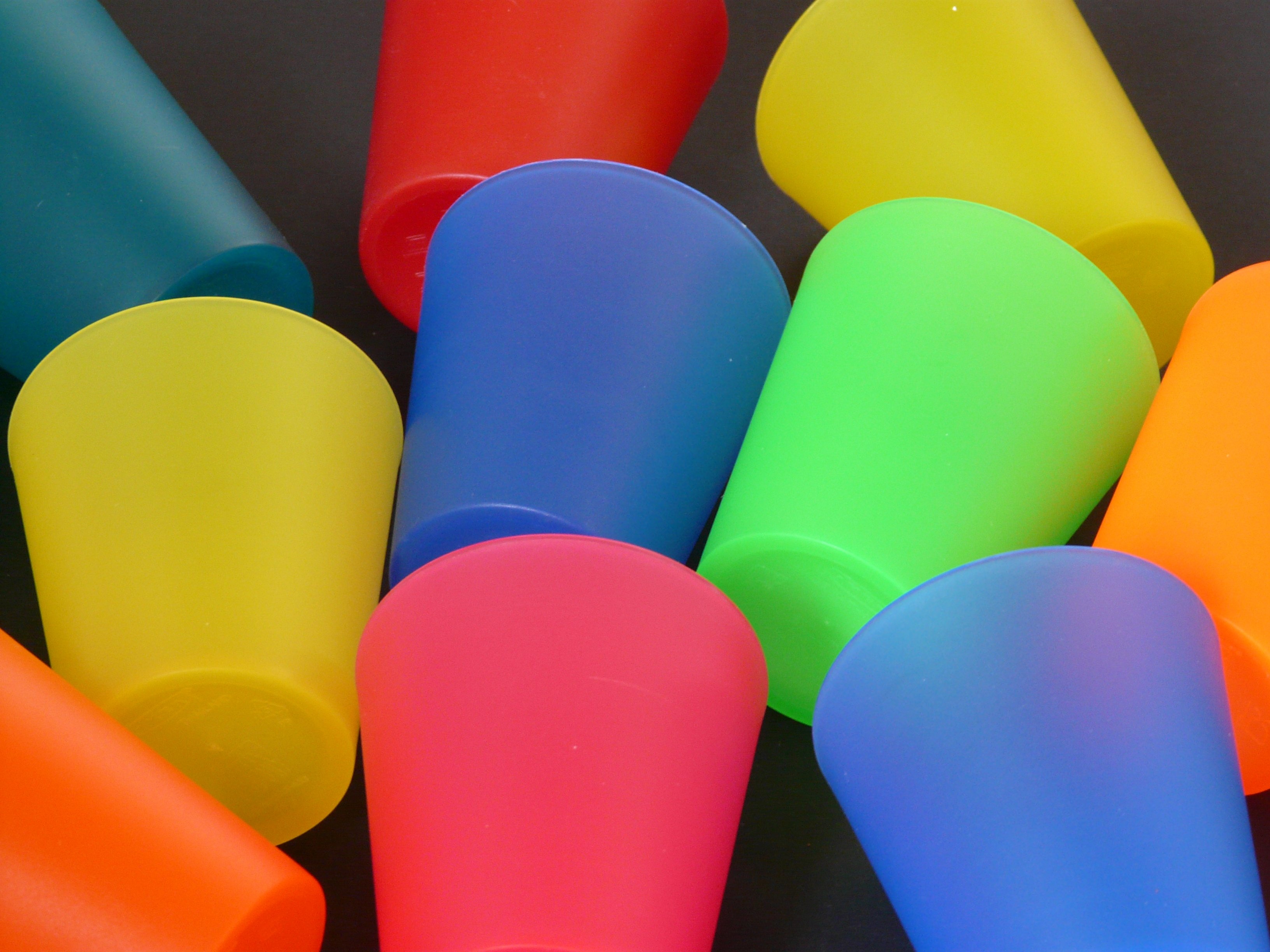 assorted colors plastic cups