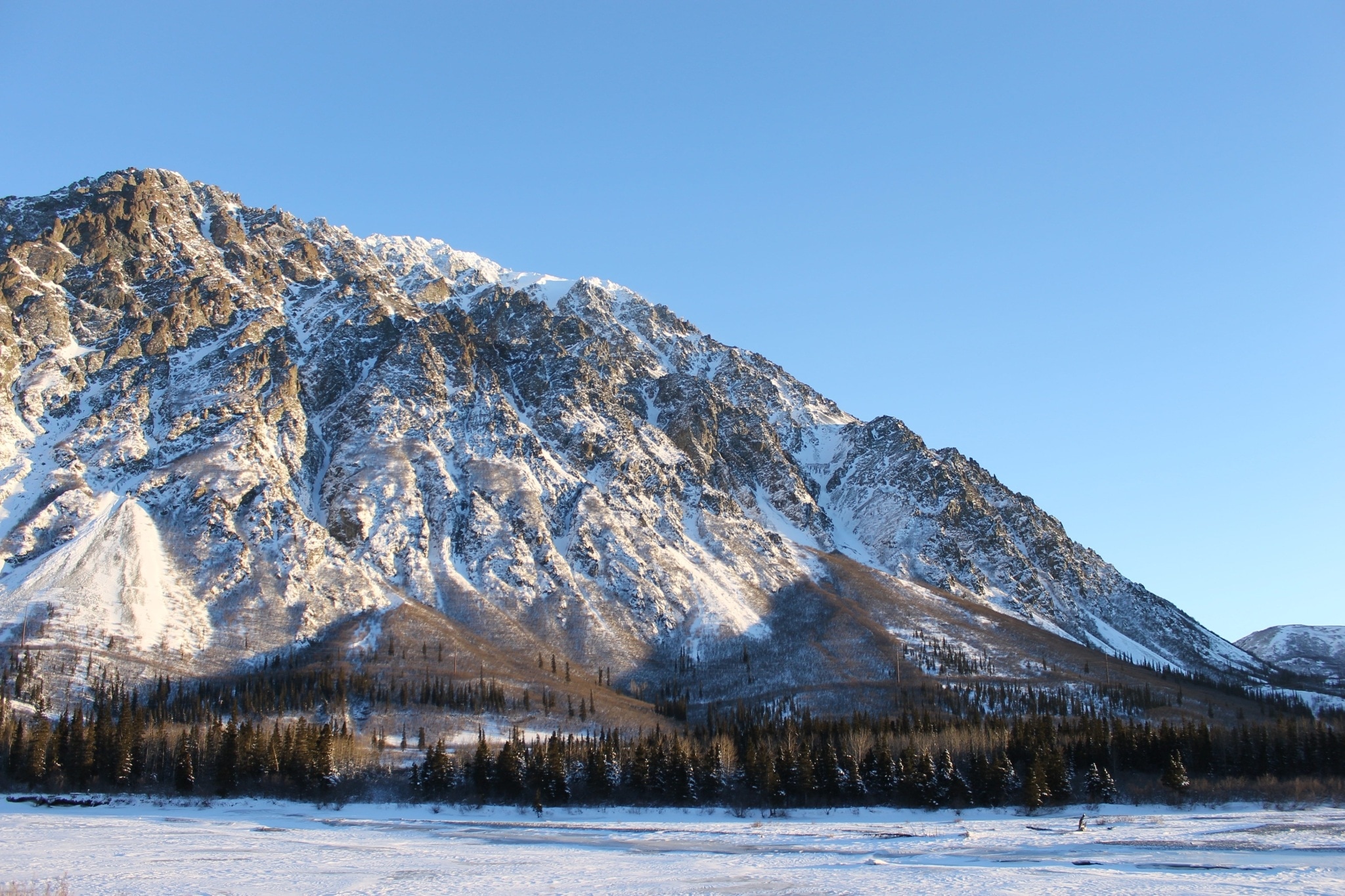 Snow capped mountains. Уайт-Маунтин (Аляска). Гора топаз Аляска. Гора Берта Аляска. Горы Уайт-Маунтинс.