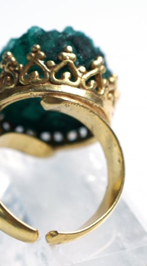 gold and green gemstone ring thumbnail