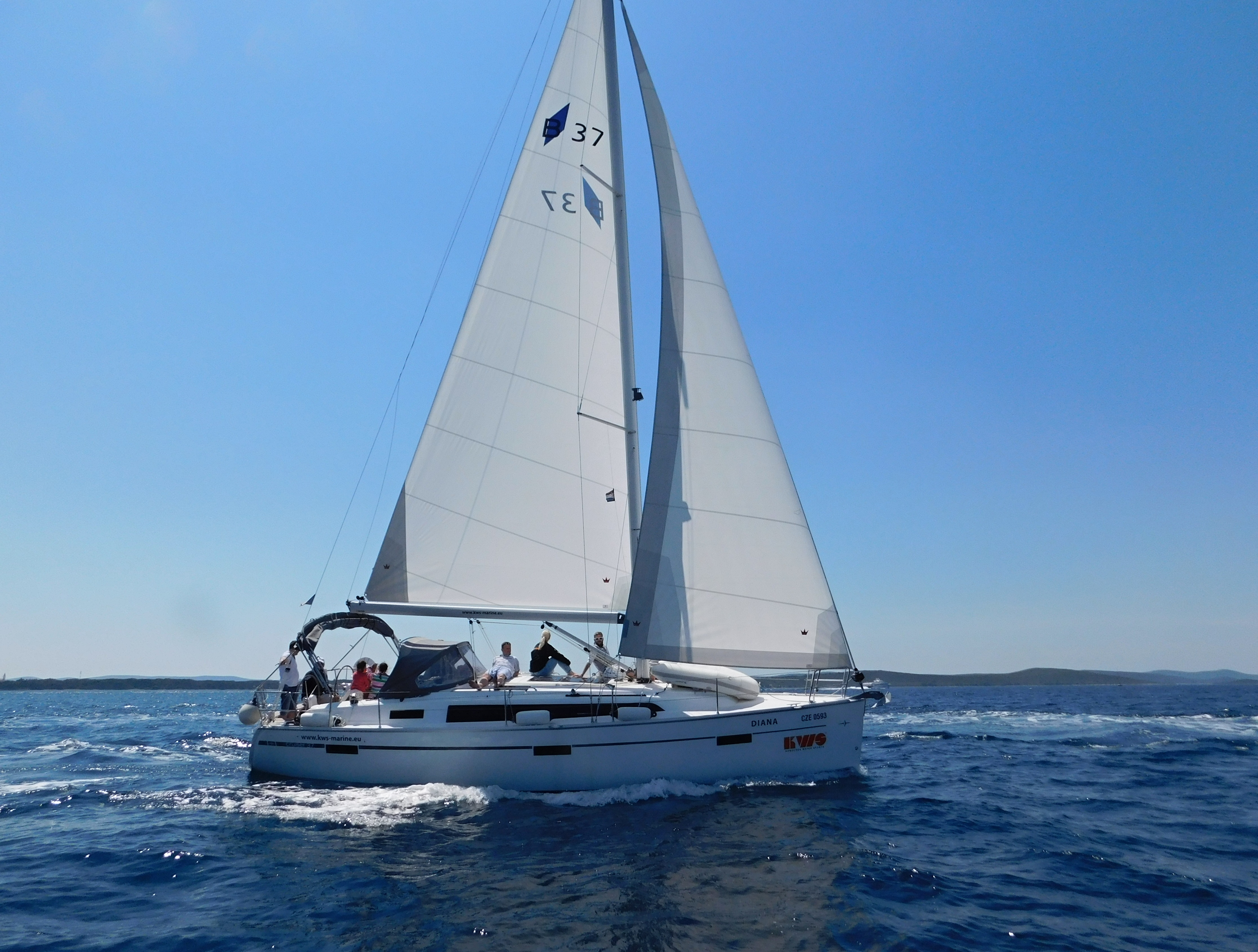 Парусная лодка. Bavaria 37 Cruiser. Яхта Bavaria 37 в море. Парусные яхты Бавария 37 метров. Парусная яхта сбоку.