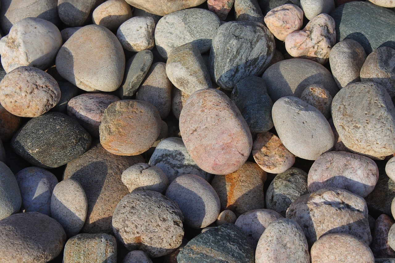 Хочу быть камнем. Круглый камень. Круглые речные камни. Галька на дне. Круглый морской камень.