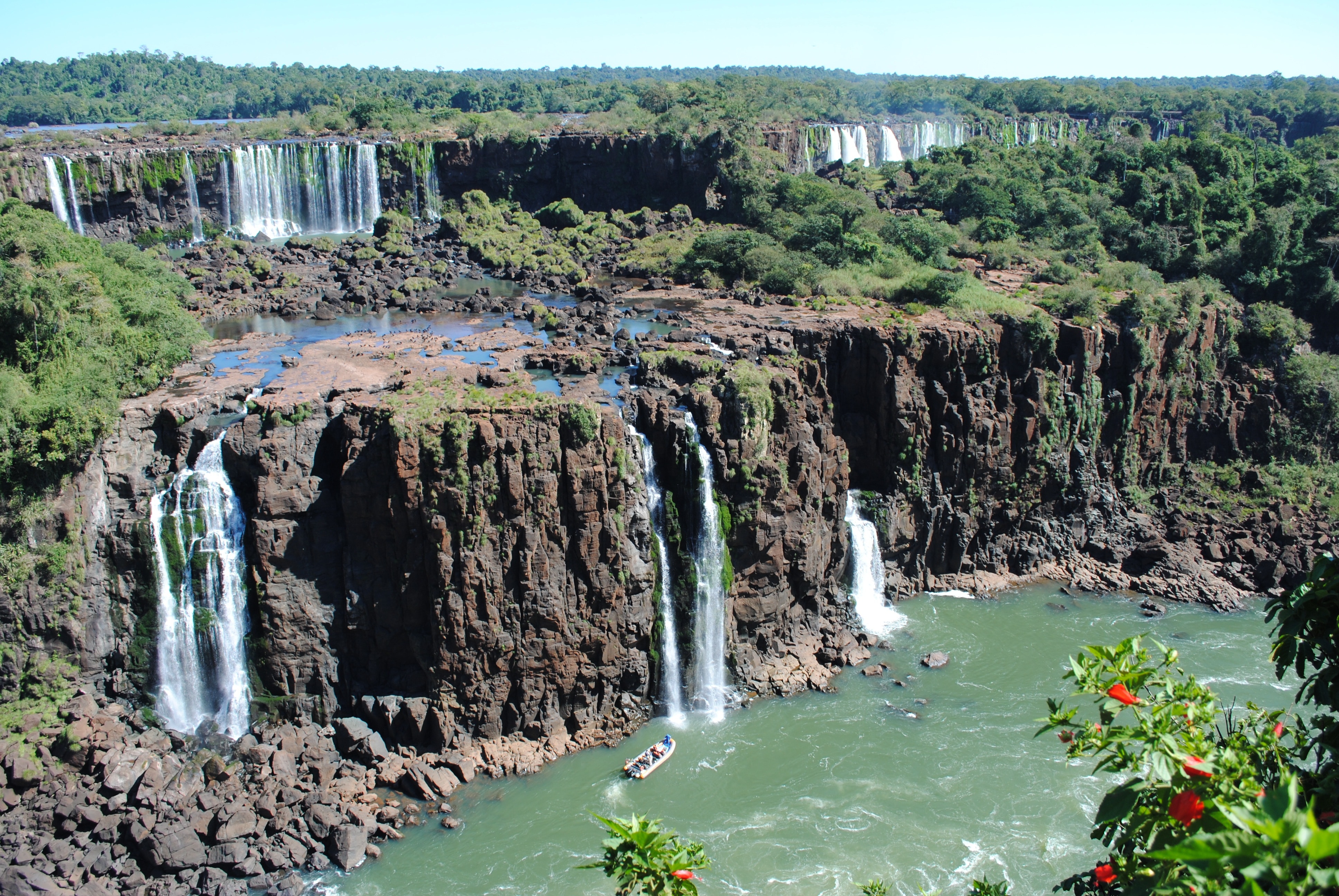 Широкий водопад в южной америке. Водопады Игуасу Аргентина Бразилия. Водопад Игуасу в Южной Америке. Водопад Южной Америки Игуазу. Парагвай Игуасу.