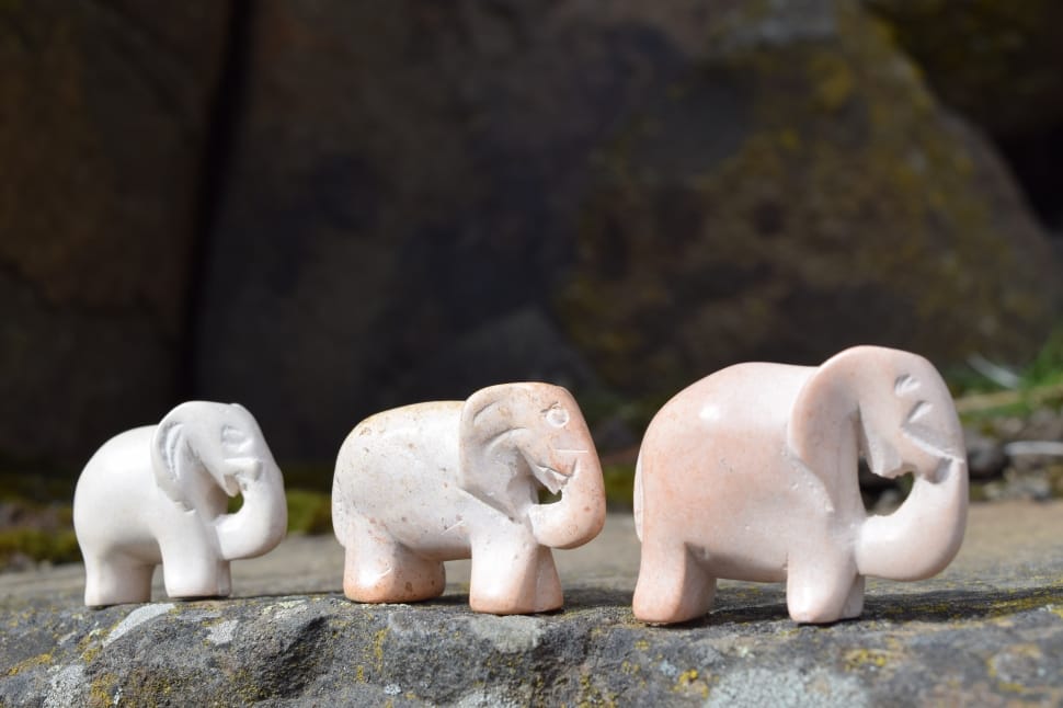3 elephant figurines preview