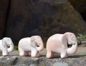 3 elephant figurines thumbnail