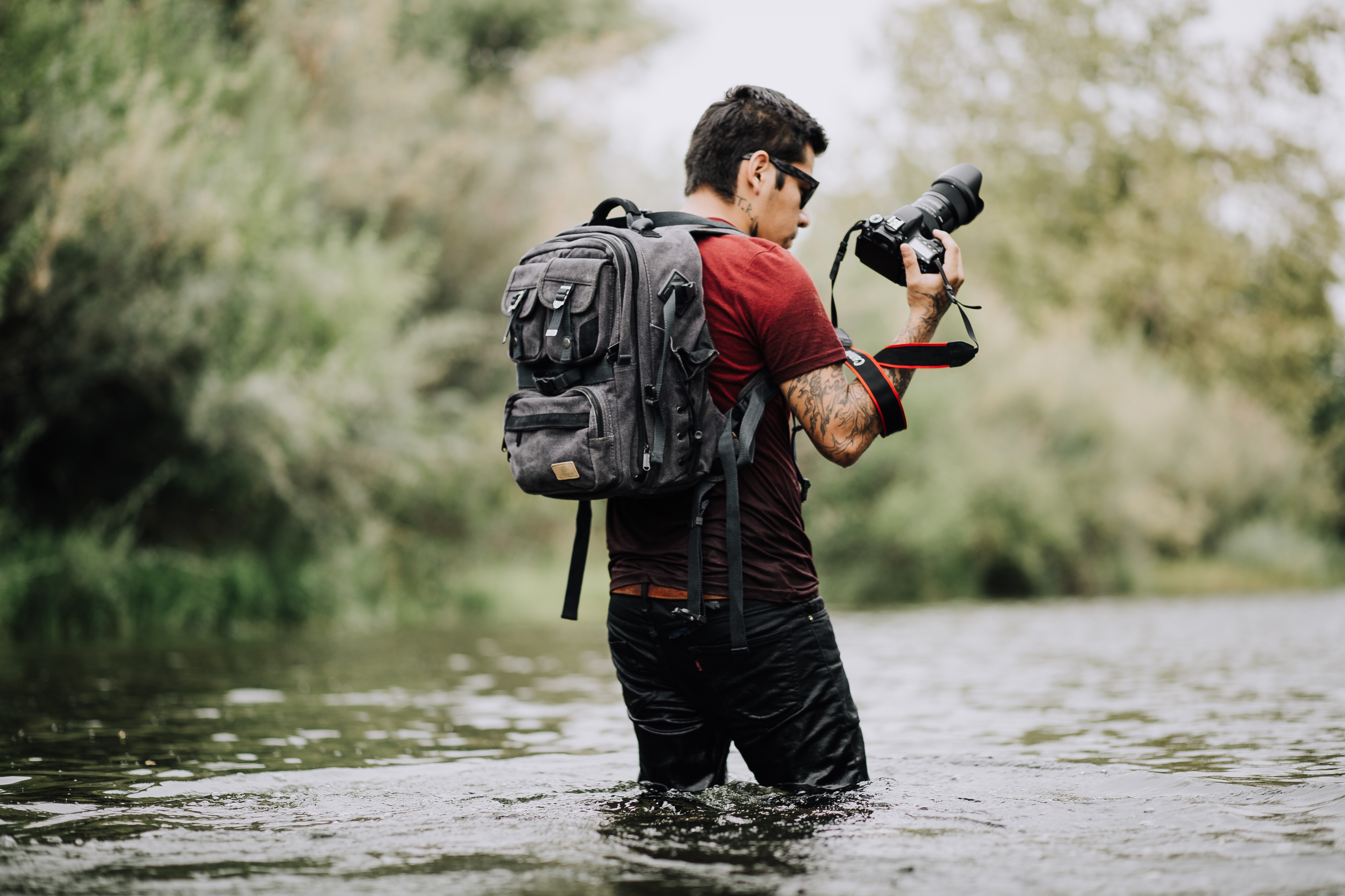 Photographer photo. Человек с фотоаппаратом. Человек с фотоаппаратом на природе. Путешественник с фотоаппаратом. Турист с фотоаппаратом.