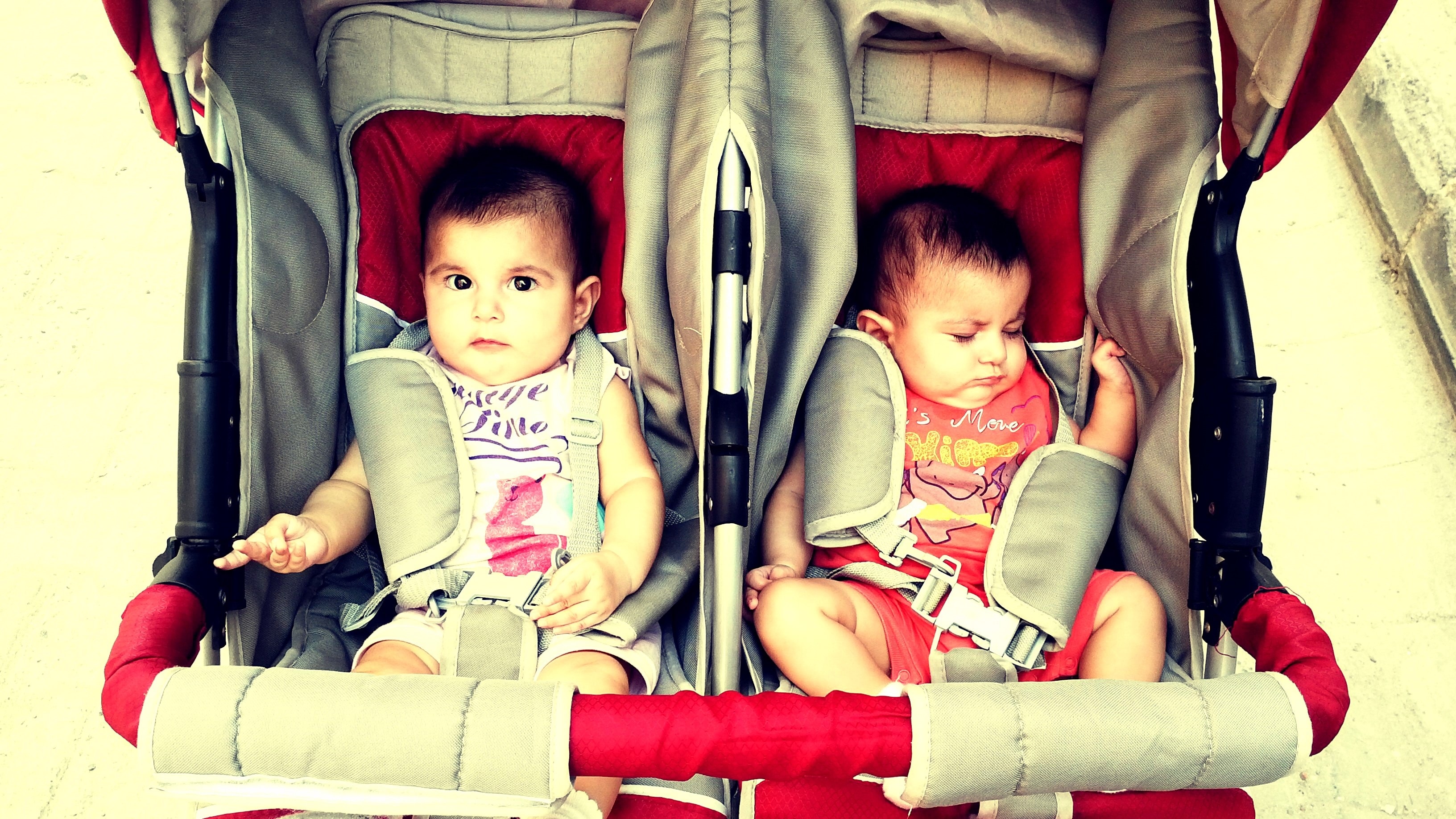 two baby's on twin stroller