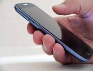black samsung android smartphone thumbnail