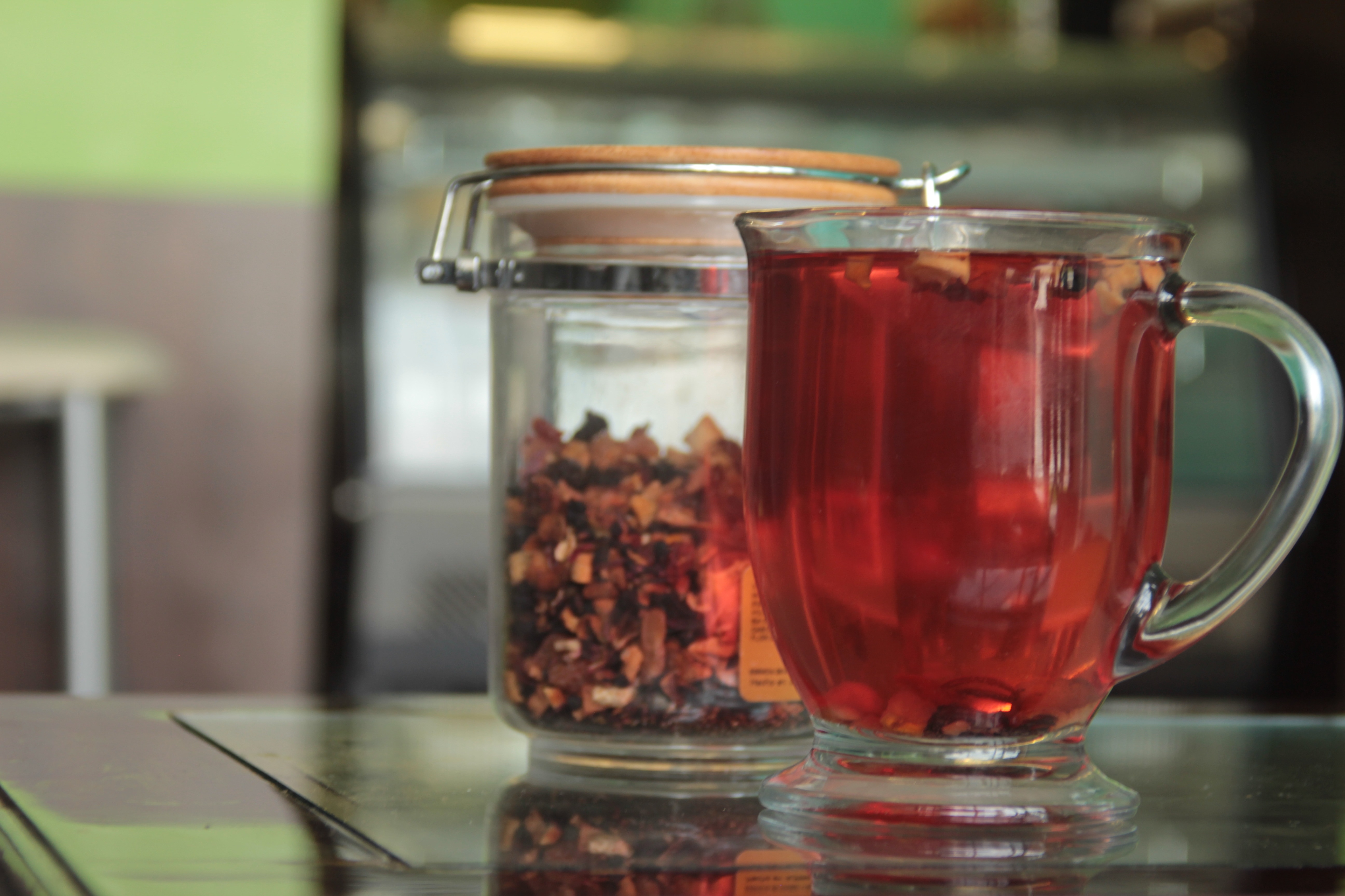 Фруктовый каркаде. Красный чай. Чай "каркаде". Чай в стакане. Красный фруктовый чай.