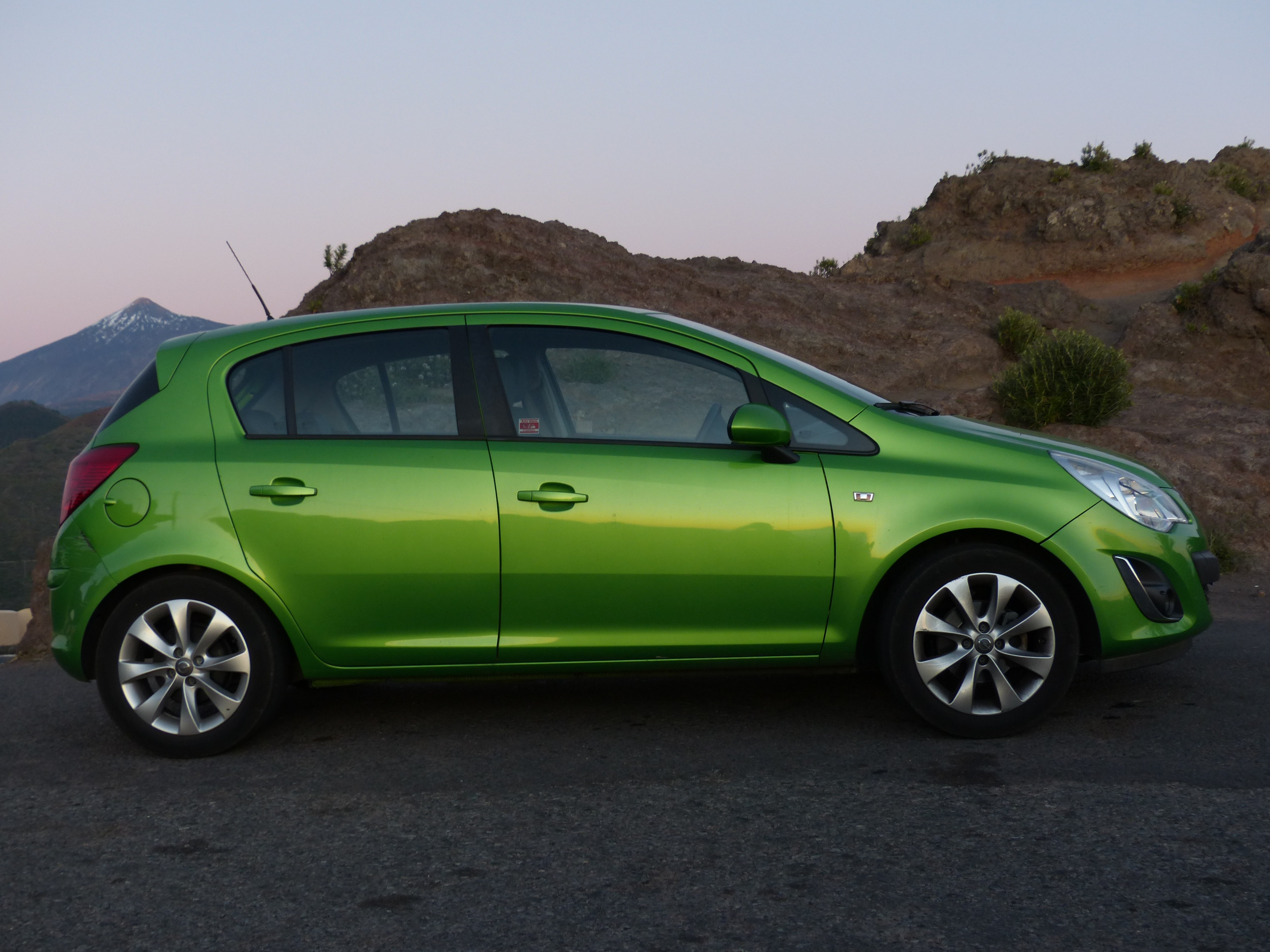 Opel Corsa зеленая. Опель Мокка зеленый. Машина хэтчбек с пробегом