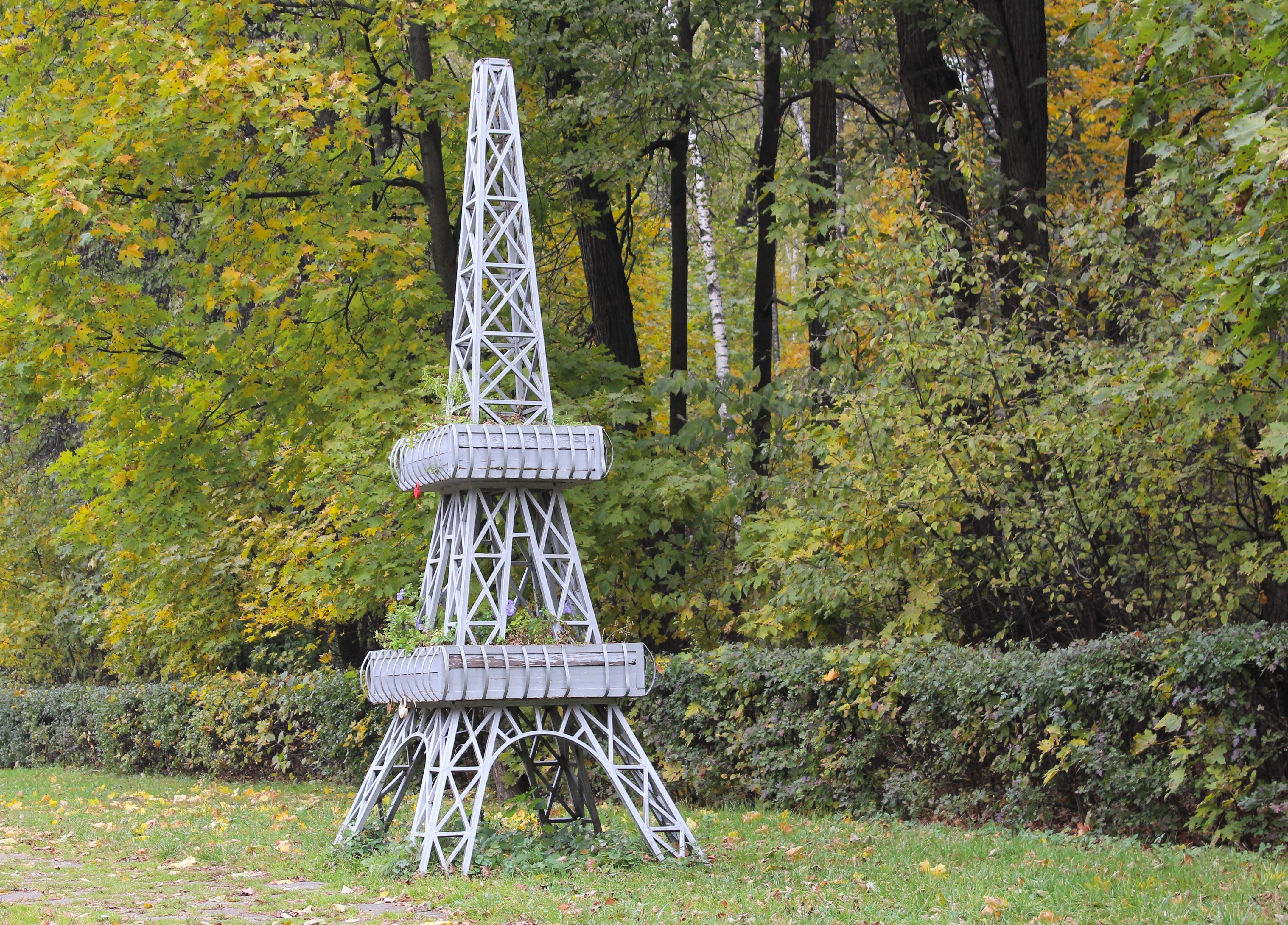 metal eiffel tower statue