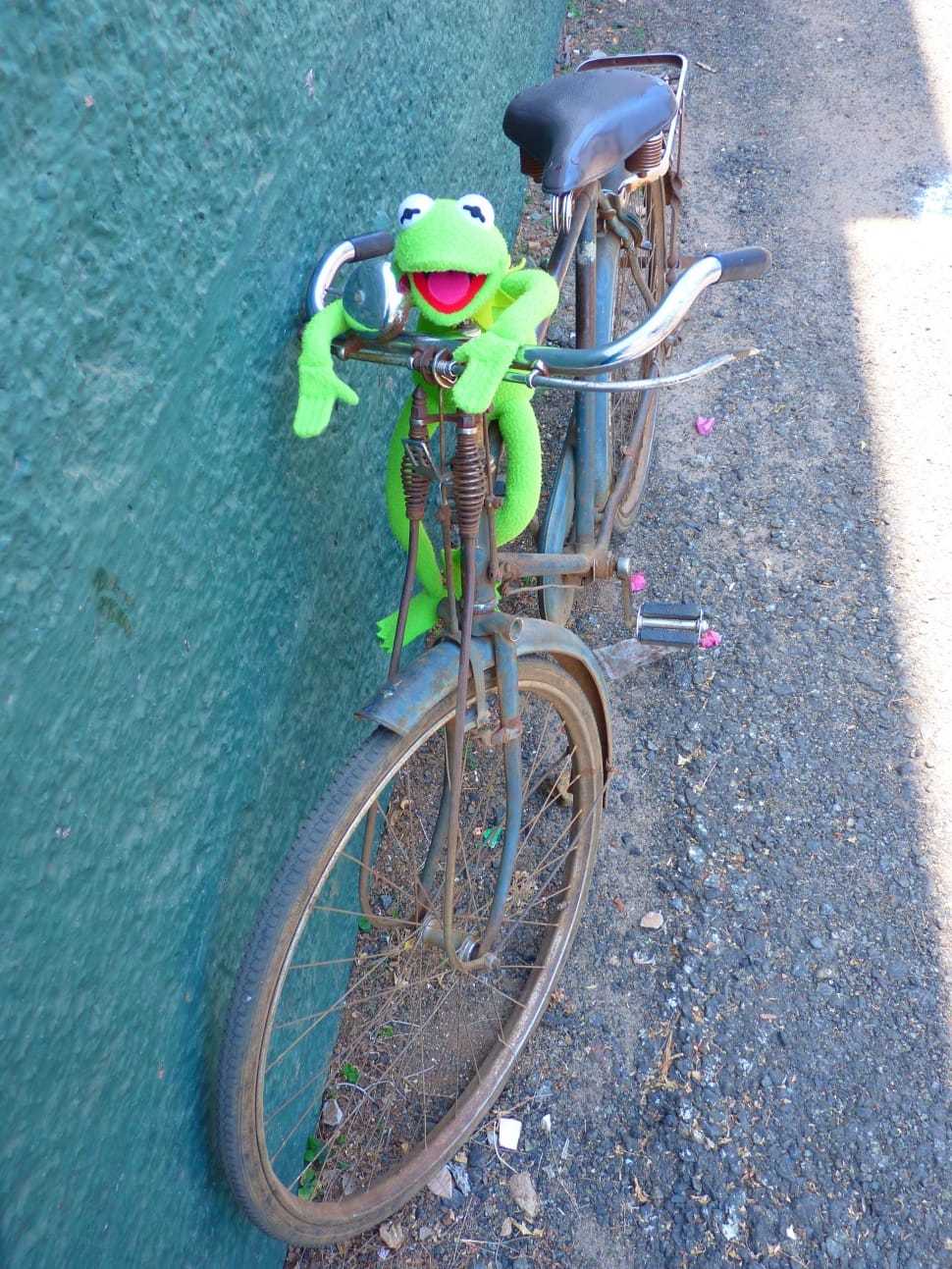 blue city bike with frog plush toy preview