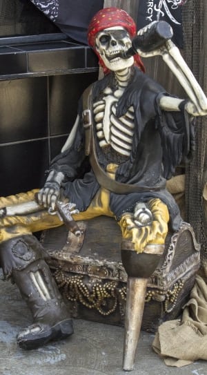pirate skeleton figurine thumbnail