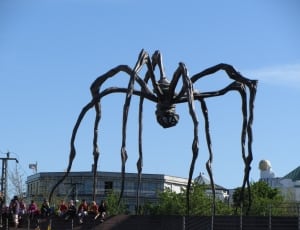 black spider statue thumbnail
