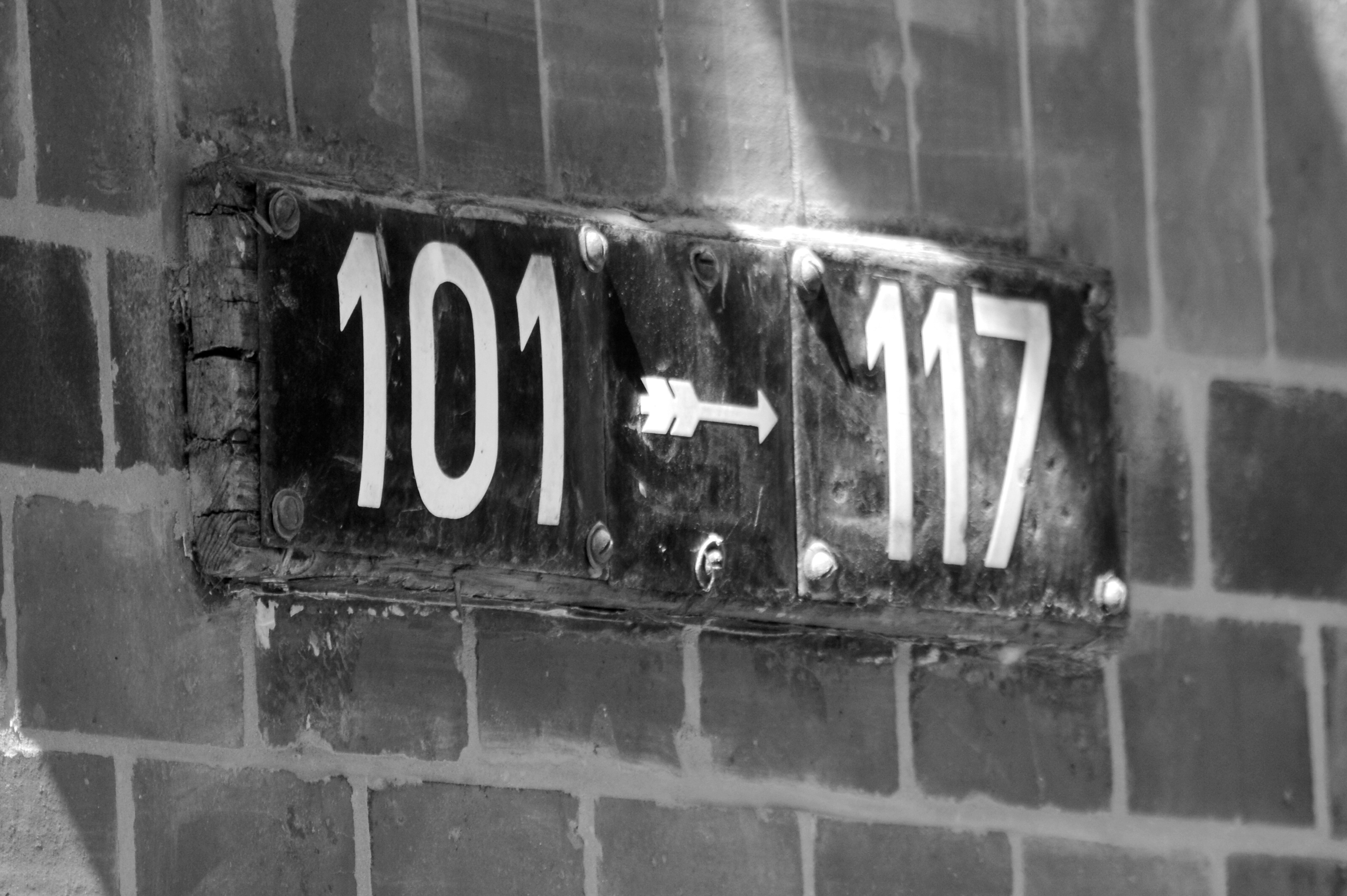 black 101-117 signage