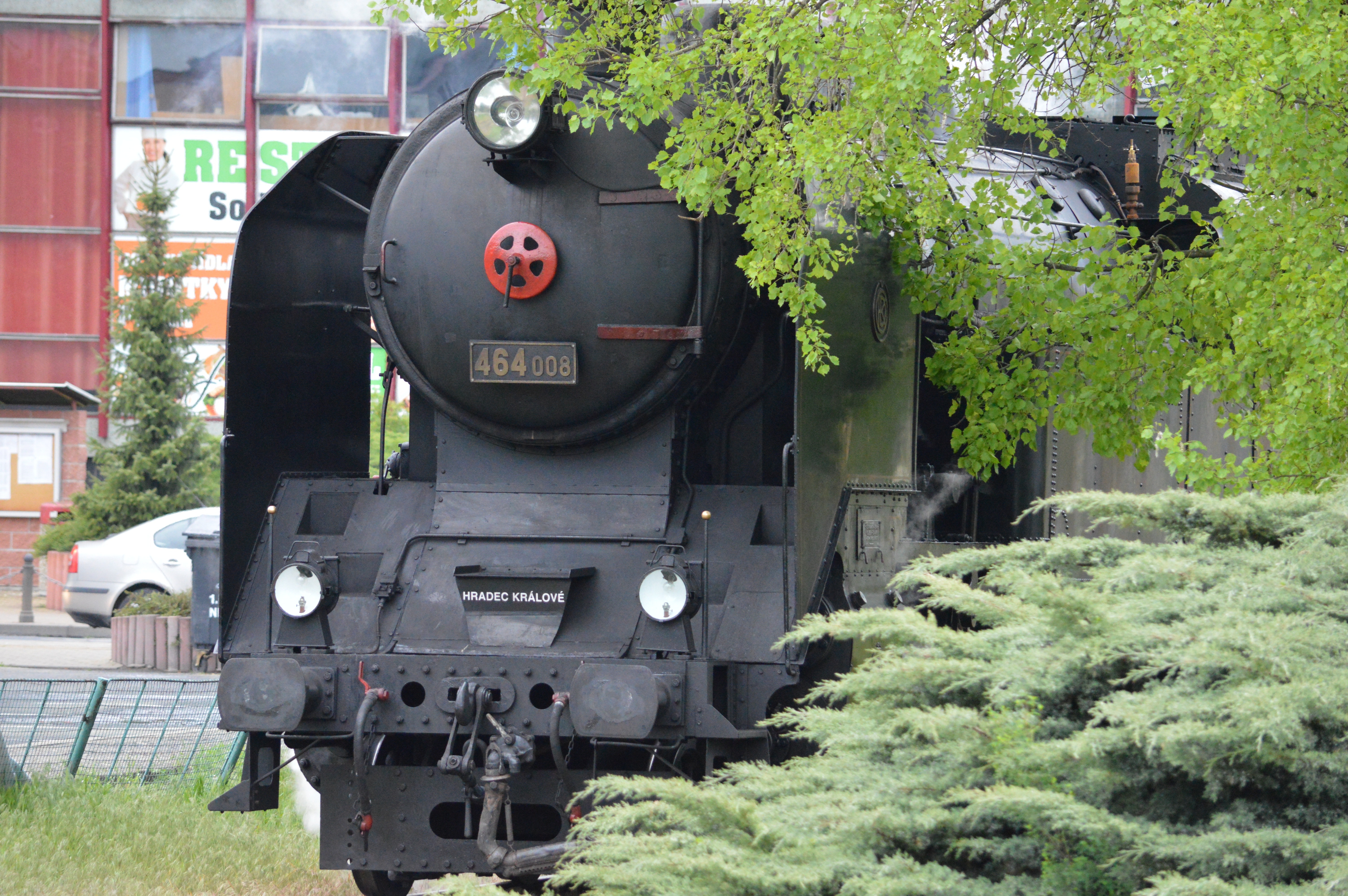 black locomotive with 464006 number