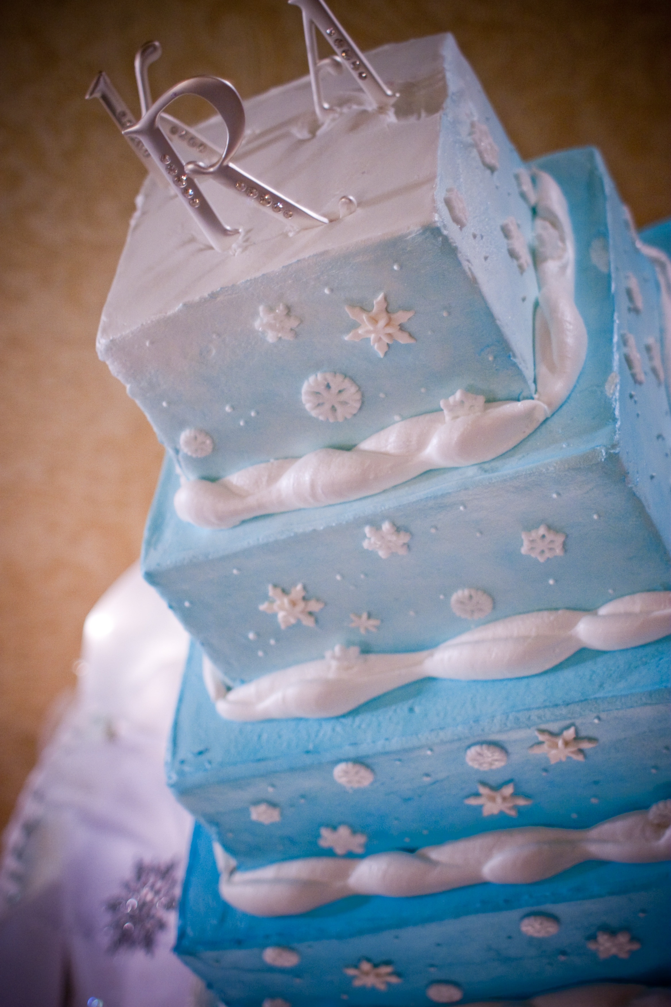 white and blue 4 layered fondant cake