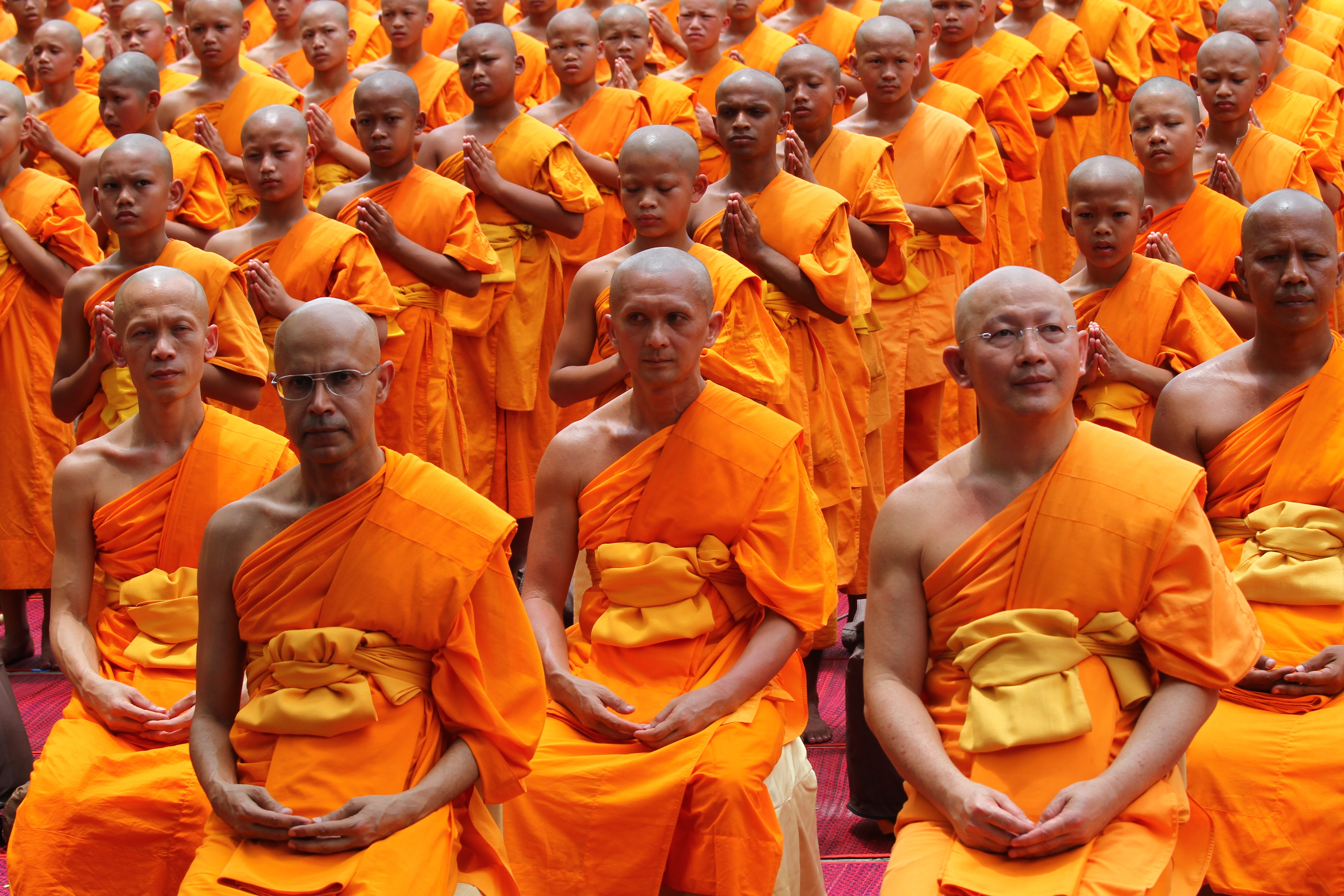 Что такое буддисты. Монах Шаолинь оранжевое одеяние. Тхеравада-хинаяна. Буддизм махаяна монахи. Буддийский монах Вонгван.