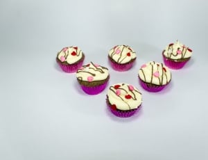 red and pink cupcakes thumbnail