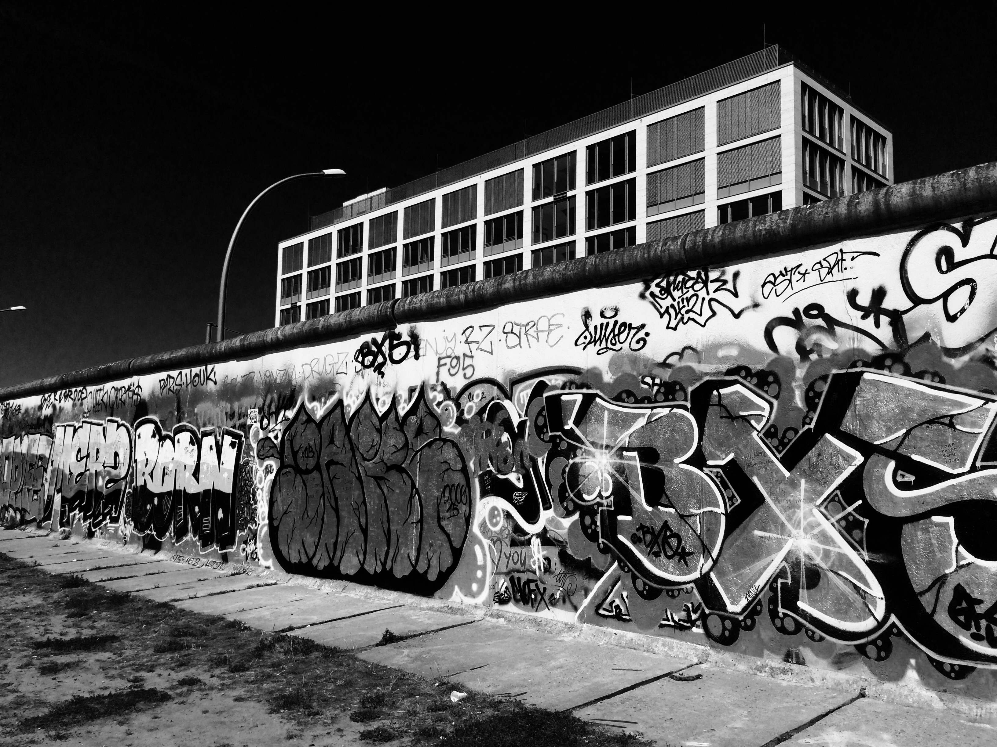 gray and white wall graffiti