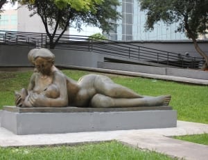 mother and children statue thumbnail
