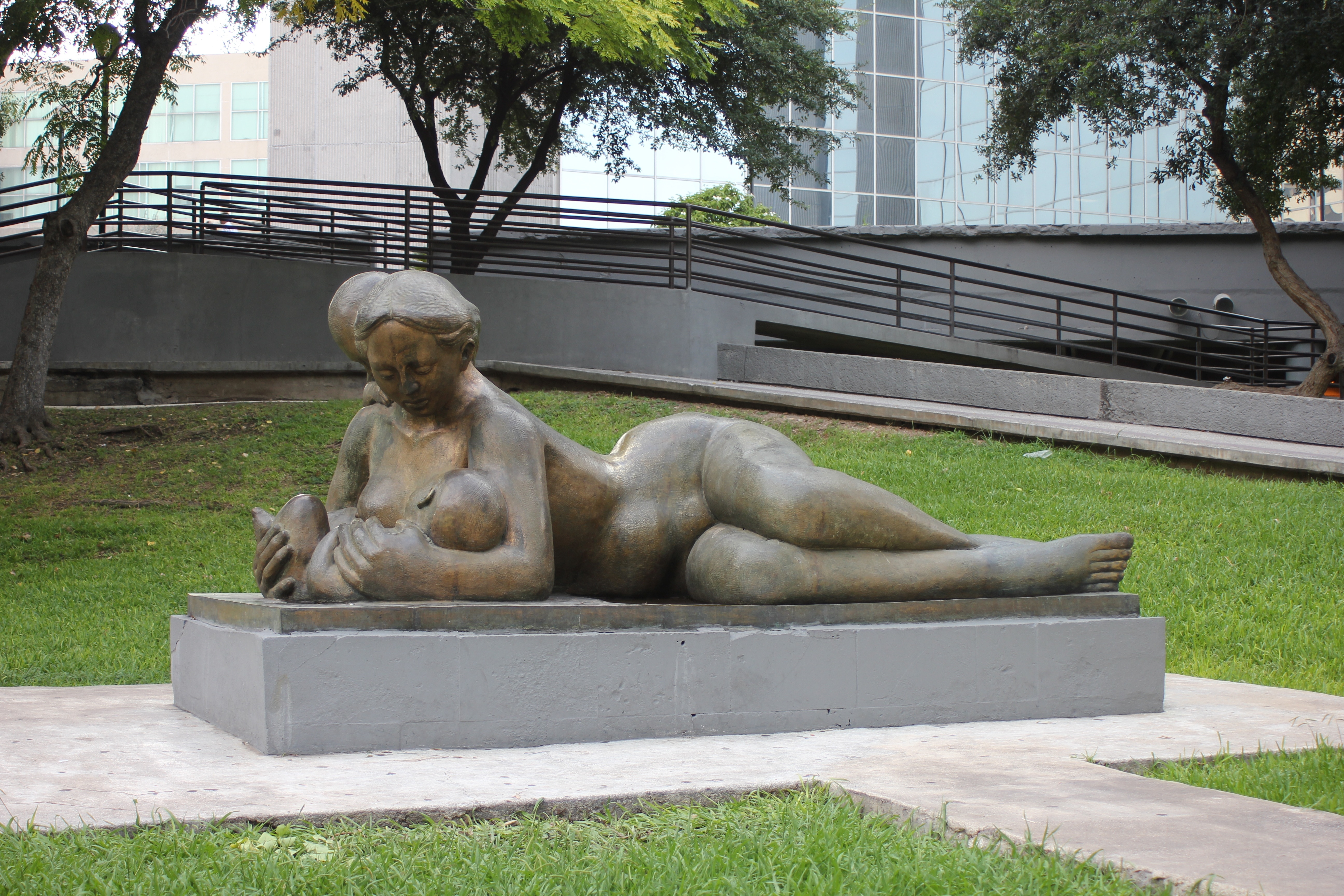 mother and children statue
