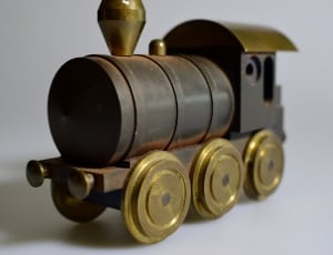brown locomotive diecast scale model thumbnail
