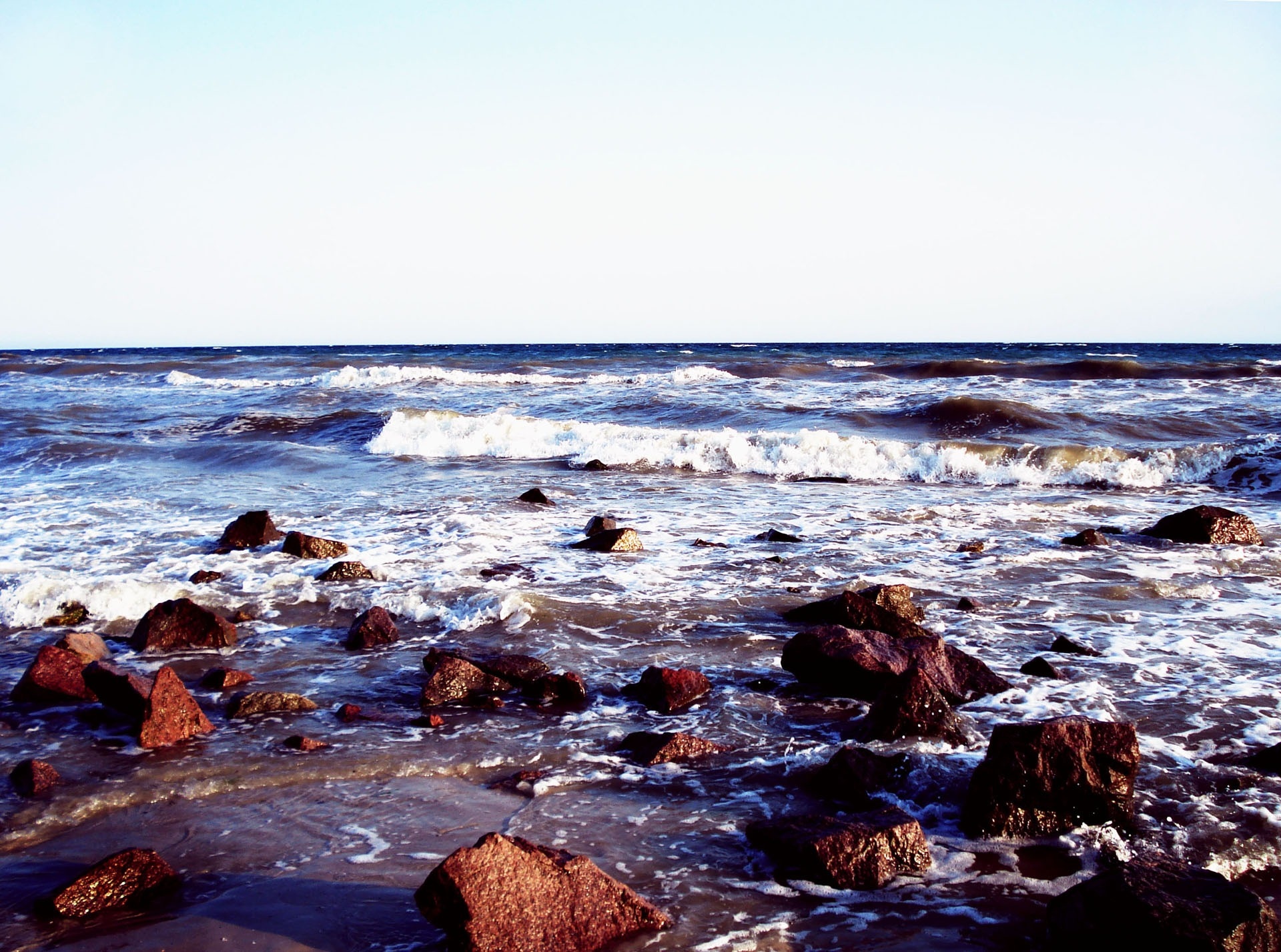 Brown sea. Берег моря. Море пляж закат. Море пляж вечер.