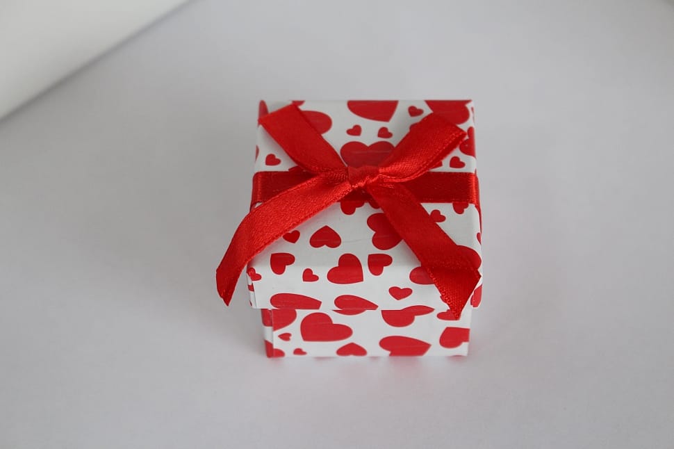 white and red heart polka dot gift box preview