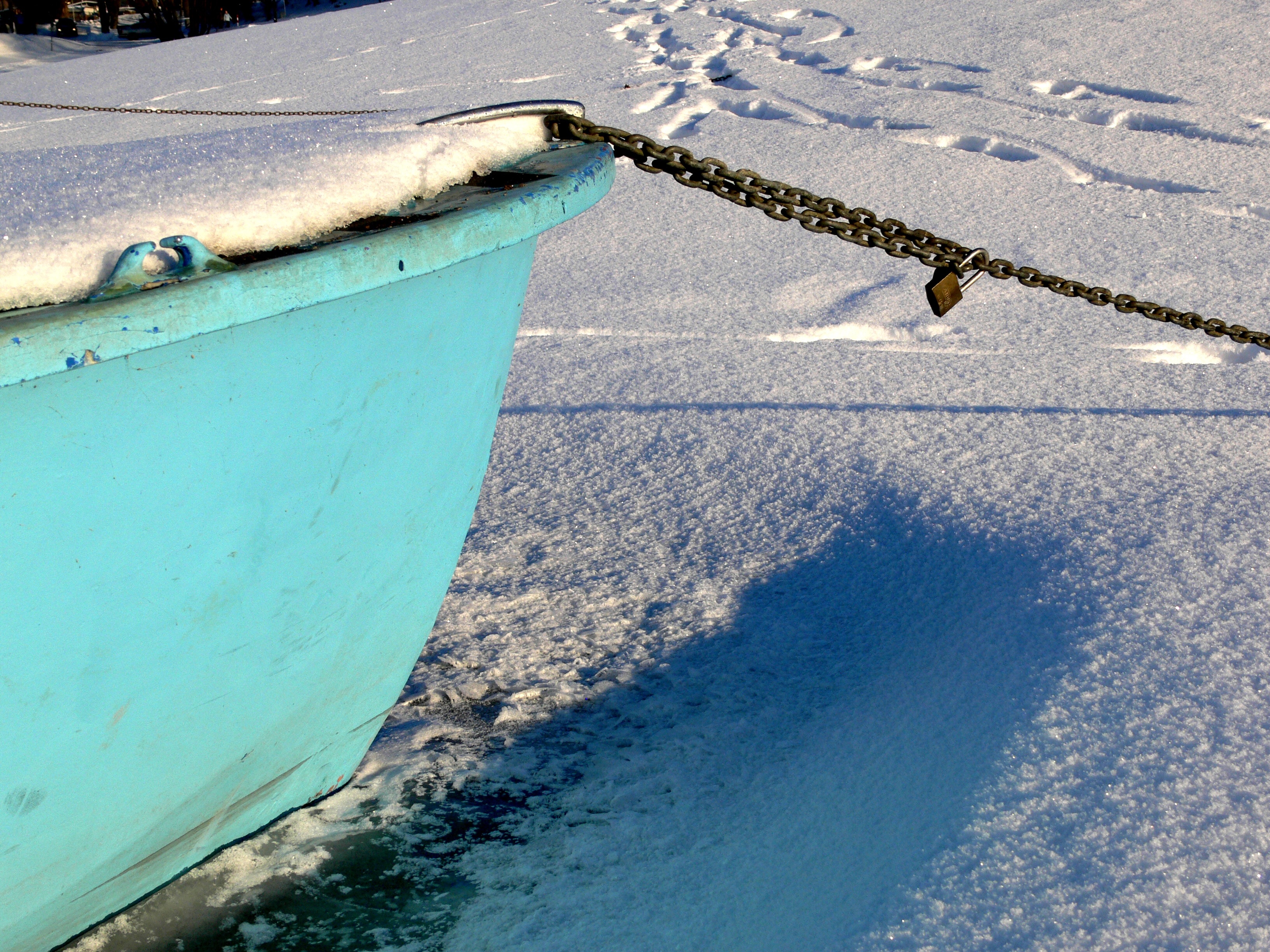 blue boat with brown steel chains