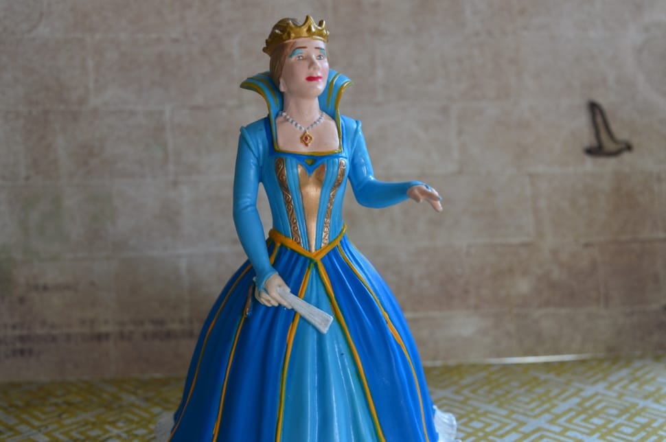 queen in blue dress figurine preview