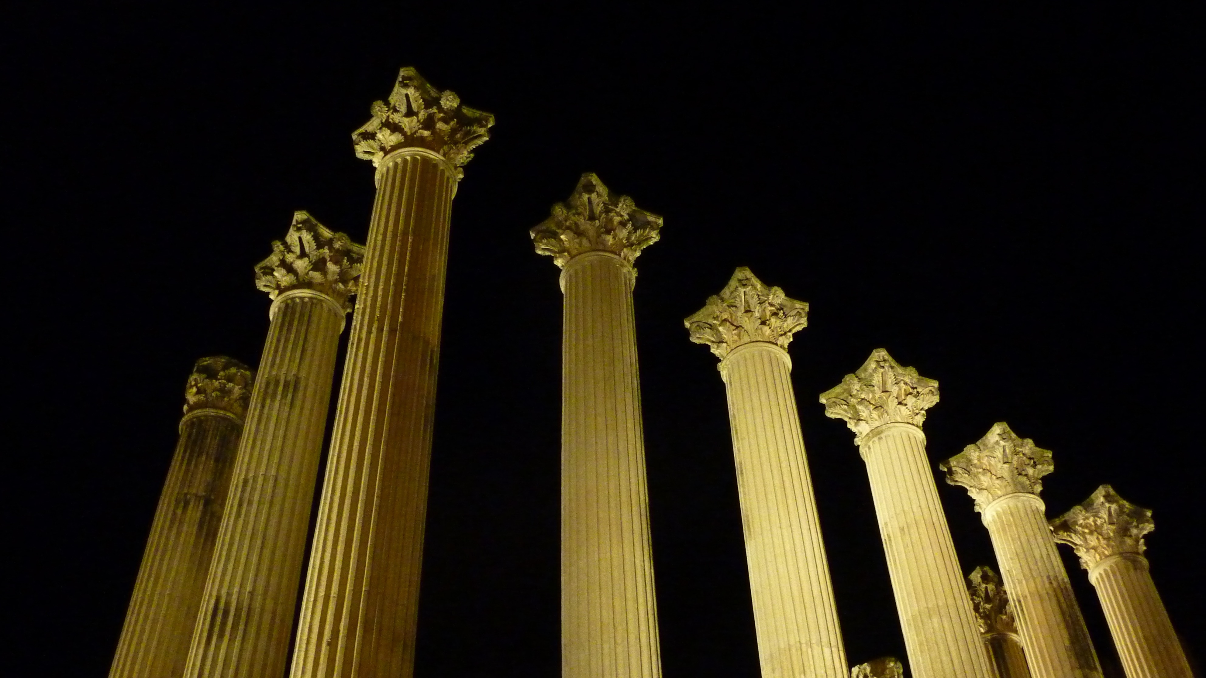 Roman temple. Римский храм Кордова. Рим Испания колонны. Испания архитектура с колоннами. Ночные колонны.