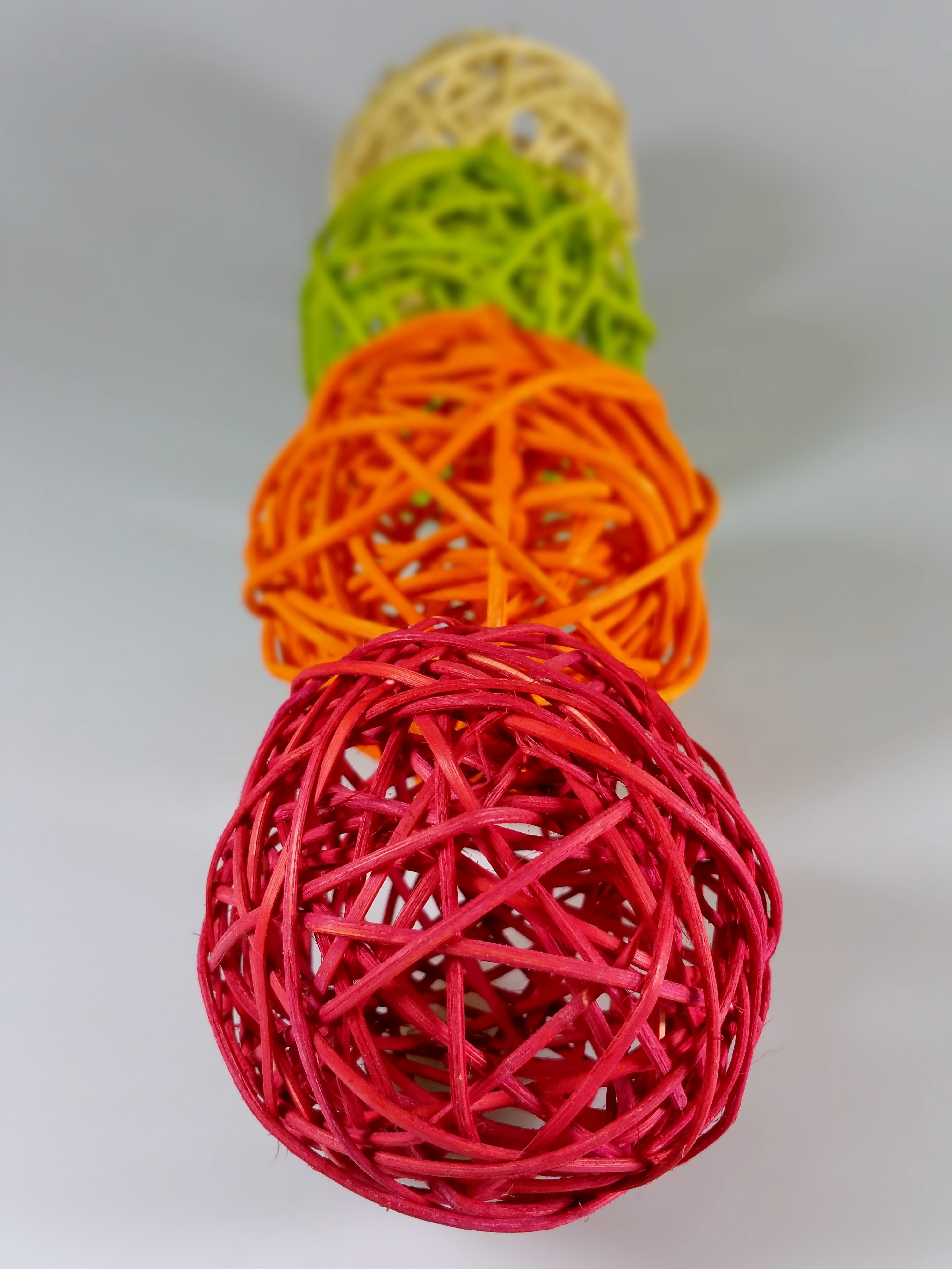 4 assorted color woven ball
